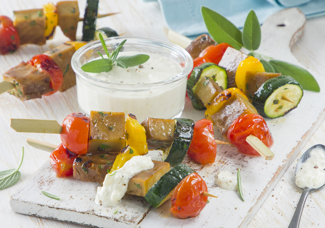Seitan and Vegetable Skewers with Cooking Cream and Leek Sauce - Trevalli Cooperlat